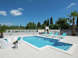 Apartment in Faana With Sea Beach