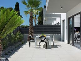 Apartment in Faana With Sea Beach