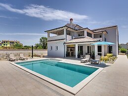 Villa With Pool in Premantura
