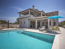 Villa With Pool in Premantura
