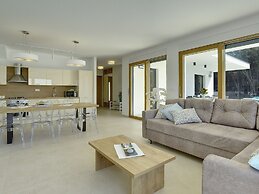 Beautiful Villa by the sea