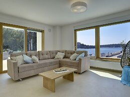 Beautiful Villa by the sea