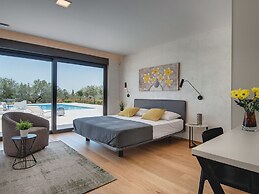 Villa in Vodnjan With Garden