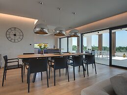 Villa in Vodnjan With Garden