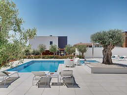 Villa in Vodnjan With Garden