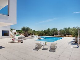 Villa in Vodnjan With Garden