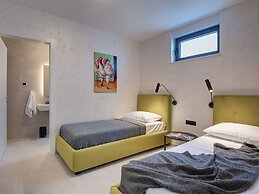 Villa in Vodnjan With Garden