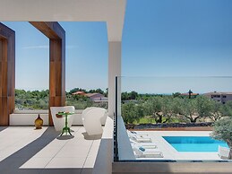 Villa in Vodnjan With Garden