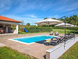 Detached Holiday Home With Swimming Pool, Near the Beach