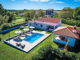 Detached Holiday Home With Swimming Pool, Near the Beach