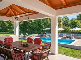 Detached Holiday Home With Swimming Pool, Near the Beach