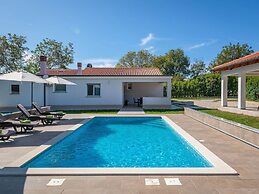 Detached Holiday Home With Swimming Pool, Near the Beach