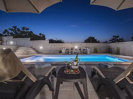 Detached House With Private Pool Near the Coast