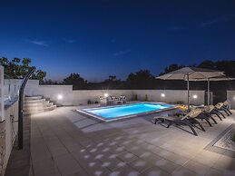 Detached House With Private Pool Near the Coast