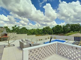 Detached House With Private Pool Near the Coast