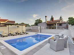 Detached House With Private Pool Near the Coast