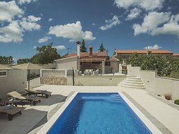 Detached House With Private Pool Near the Coast