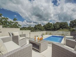 Detached House With Private Pool Near the Coast