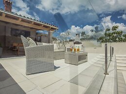 Detached House With Private Pool Near the Coast