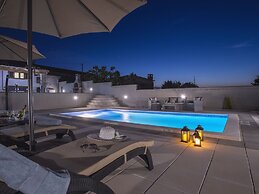 Detached House With Private Pool Near the Coast