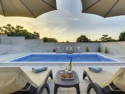 Detached House With Private Pool Near the Coast