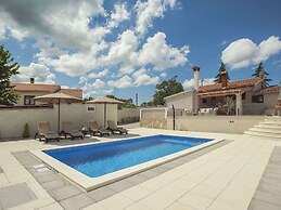 Detached House With Private Pool Near the Coast