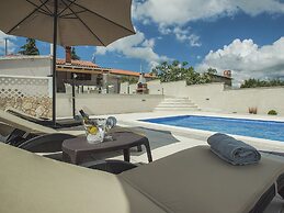 Detached House With Private Pool Near the Coast