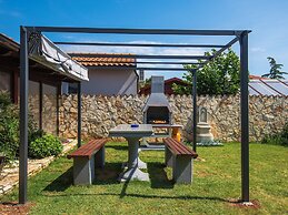 Boutique Hoilday Home With Lawn in Medulin