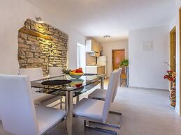 Fascinating Apartment in Medulin near Beach