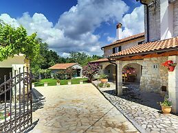 Holiday Home in Rojnici With Pool