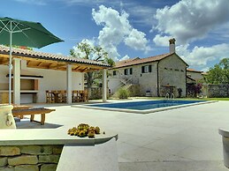 Holiday Home in Rojnici With Pool