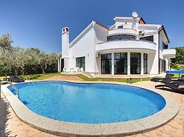 Villa in Medulin With Garden, Private Pool and Sauna Near the Center