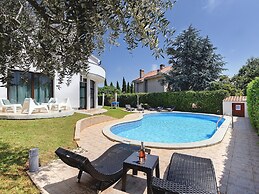 Villa in Medulin With Garden, Private Pool and Sauna Near the Center
