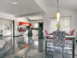 Modern Villa in Pula With Pool and Parking