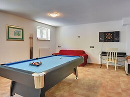 Modern Villa in Pula With Pool and Parking