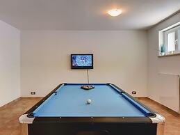 Modern Villa in Pula With Pool and Parking