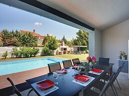 Modern Villa in Pula With Pool and Parking