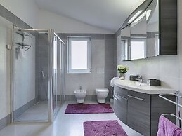 Modern Villa in Pula With Pool and Parking