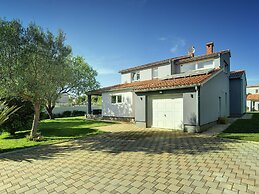 Modern Villa in Pula With Pool and Parking