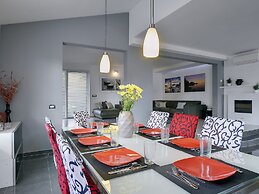 Modern Villa in Pula With Pool and Parking