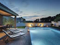 Modern Villa in Pula With Pool and Parking