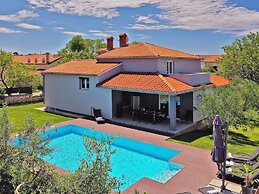 Modern Villa in Pula With Pool and Parking