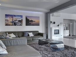 Modern Villa in Pula With Pool and Parking