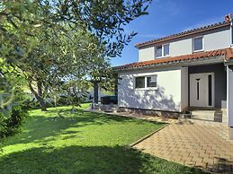 Modern Villa in Pula With Pool and Parking