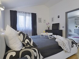 Modern Villa in Pula With Pool and Parking