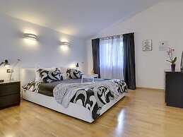 Modern Villa in Pula With Pool and Parking