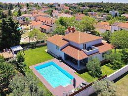 Modern Villa in Pula With Pool and Parking