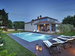 Modern Villa in Pula With Pool and Parking