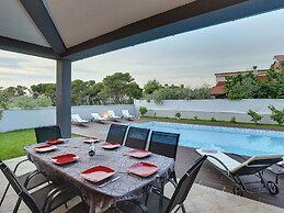 Modern Villa in Pula With Pool and Parking