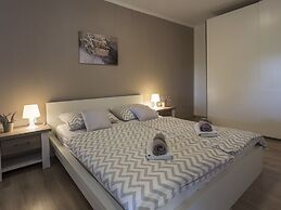 Holiday House With Private Pool and Balcony